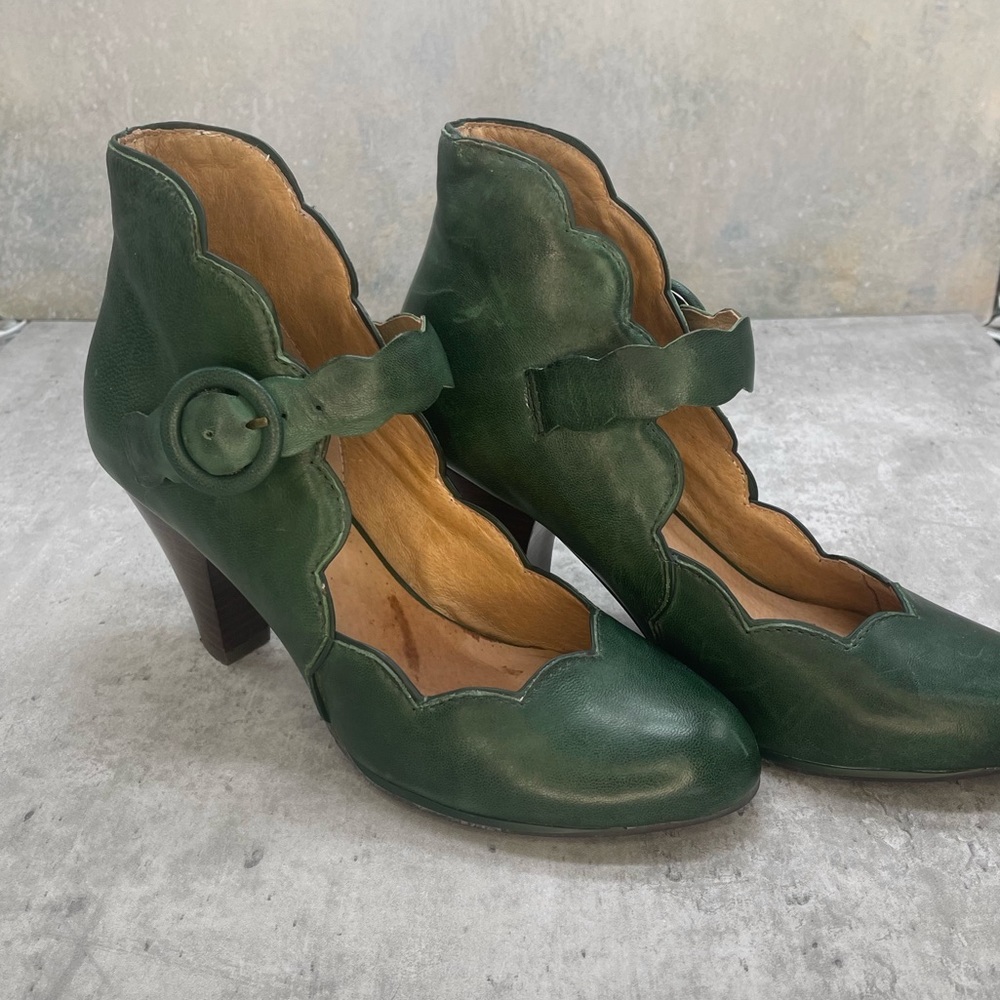 Miz Mooz Size 38/7.5 Hunter Green Dramatic Vintage Inspired Heels